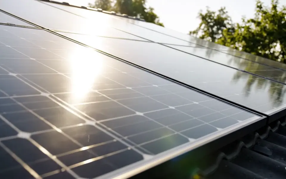 Photovoltaikmodule auf einem Hausdach im Sonnenlicht