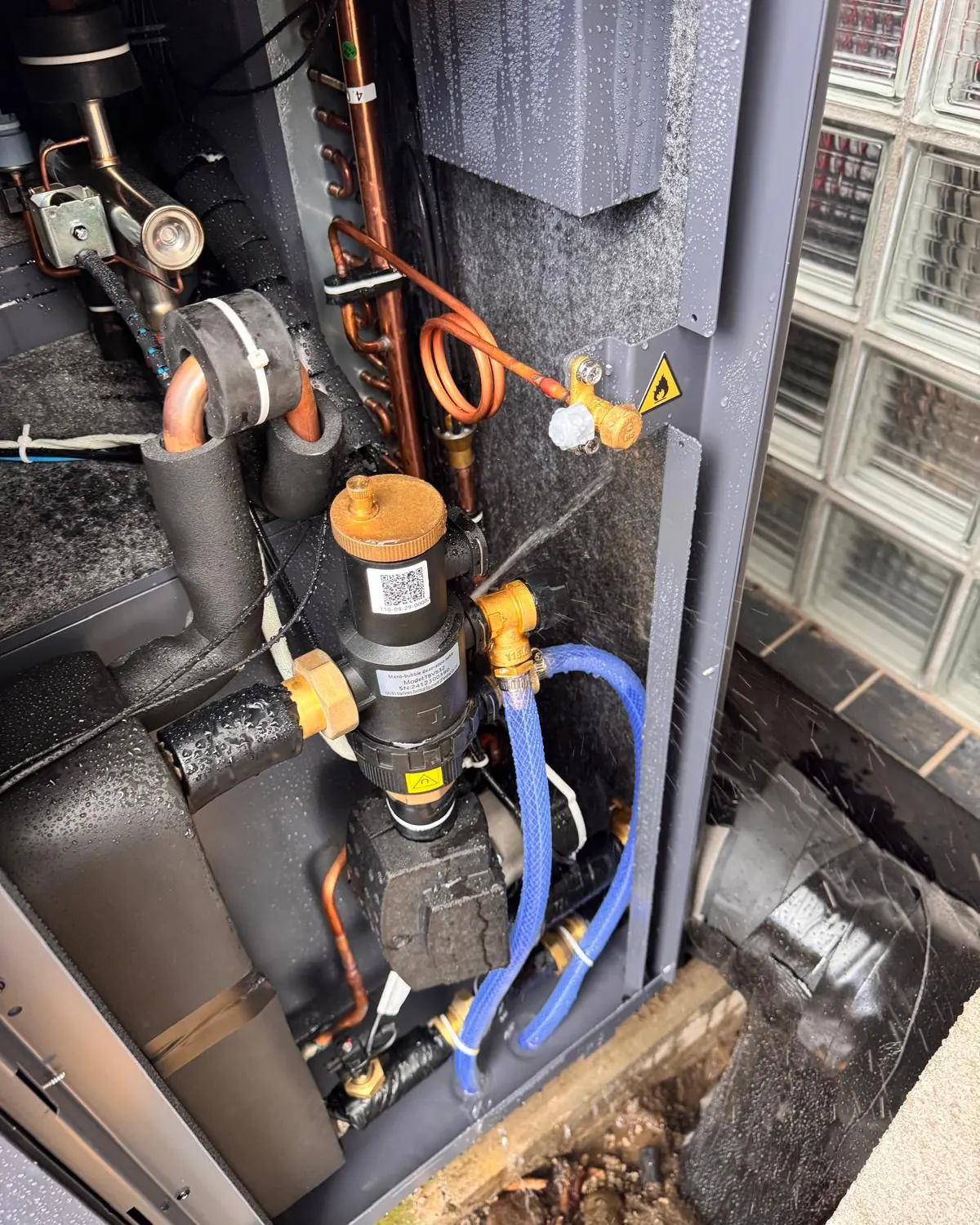 Undichte Hydraulik im Außengerät einer Wärmepumpe, dokumentiert bei einem Sachverständigentermin